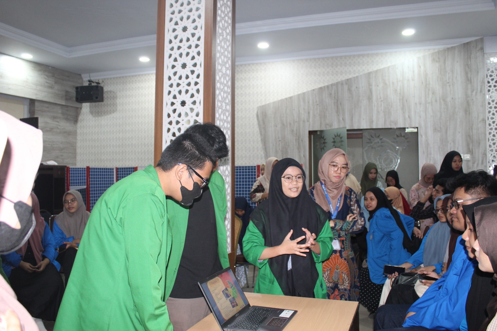 Mahasiswa Prodi PBI UINAM Eksplorasi Karya Media Pembelajaran dalam Workshop di Unismuh (18 Mei 2023