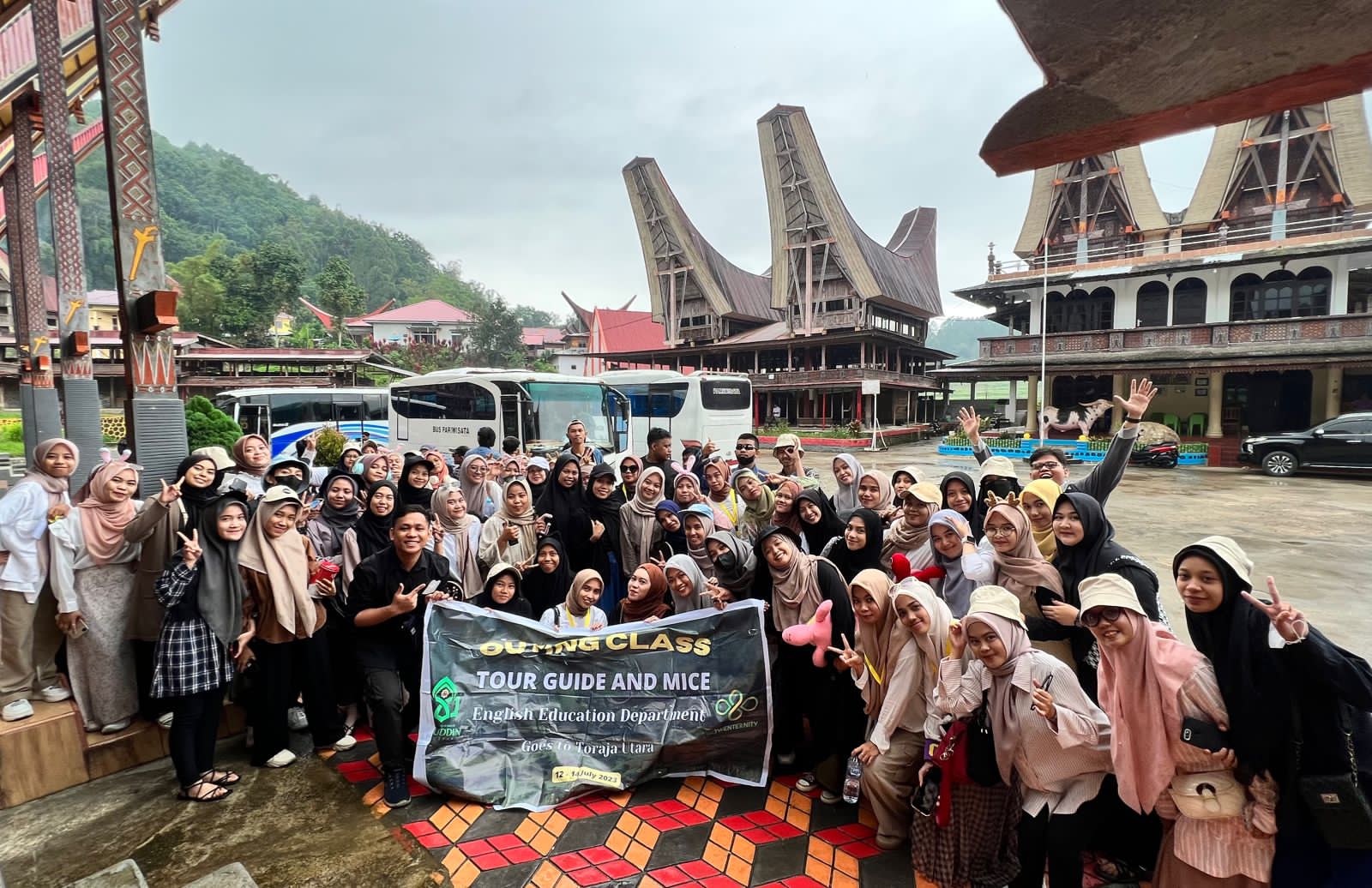  Outing class MK English for Tour Guide and MICE di Toraja pada 12-14 Juli 2023